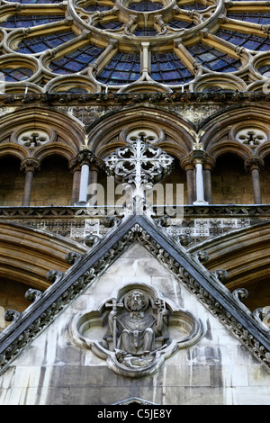 Steinmetz und nördlichen Querschiff Fenster über große Nordtür, Westminster Abbey, London, England Stockfoto