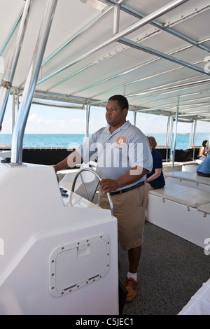 Tenderboot Kapitän trägt Kreuzfahrt-Passagiere von und nach Belize City, Belize Stockfoto