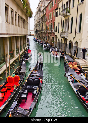 Venedig, Italien - 4. April 2011: Touristen und Gondeln auf Kanälen in Venedig Stockfoto