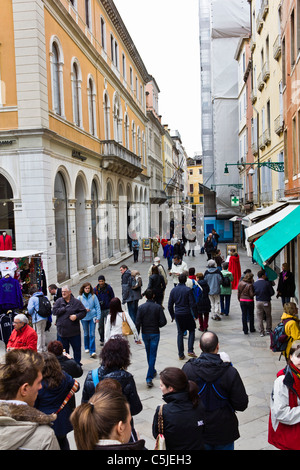 Venedig, Italien - 4. April 2011: Menschen in der Market Street und Stände in Venedig Stockfoto