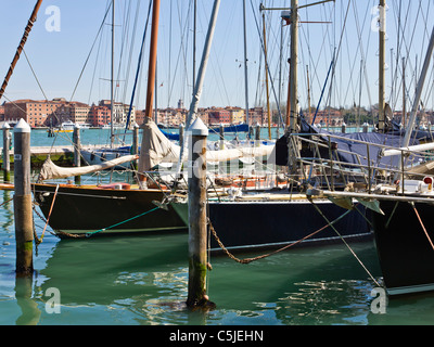 Italien Venedig-06 APR 2011: Segelboote vor Anker im Hafen auf Insel von San Giorgio Maggiore in Venedig Stockfoto