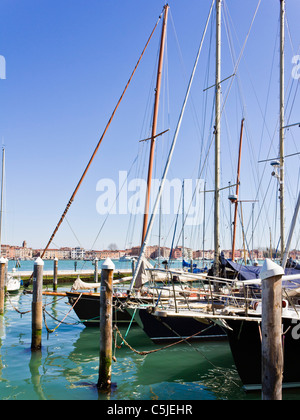 Italien Venedig-06 APR 2011: Segelboote vor Anker im Hafen auf Insel von San Giorgio Maggiore in Venedig Stockfoto