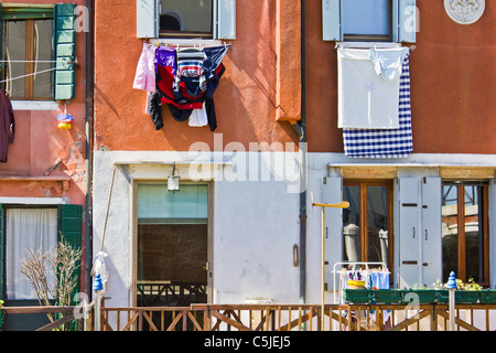 Italien Venedig-06 APR 2011: Waschen hängen von Linien unter Haus Fenster auf Venezia Guidecca Stockfoto