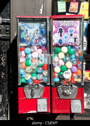 bunt bemalten nostalgische Gumball Gum Maschinen Ballmaschine Verzicht auf Gefälligkeiten montiert auf Schaufenster Ninth Avenue New York City Stockfoto