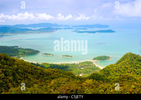 Blick von der Höhe der Küste und tropische Inseln Stockfoto