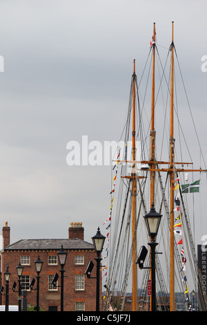 Blick auf das Piermaster Haus am Albert Dock Liverpool zeigt alte Straßenlaternen und Segeln Schiffsmasten Stockfoto