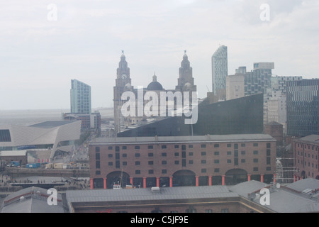 Luftaufnahme über Albert Dock in Richtung Hafen von Liverpool und Liver Buildings Stockfoto