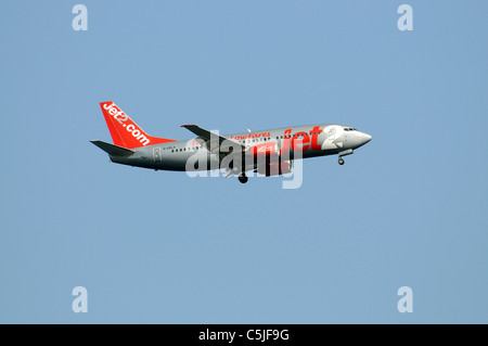 Boeing 737-300 Flugzeuge Jet2 Unternehmens im Endanflug auf Ibiza Flughafen landen. Stockfoto