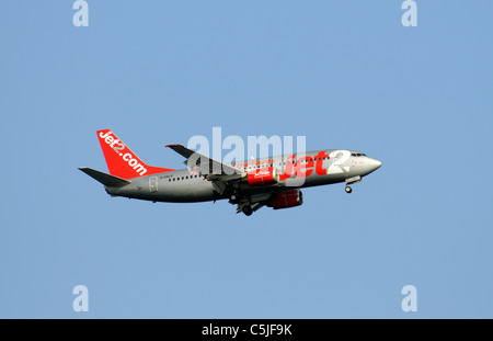 Boeing 737-300 Flugzeuge Jet2 Unternehmens im Endanflug auf Ibiza Flughafen landen. Stockfoto