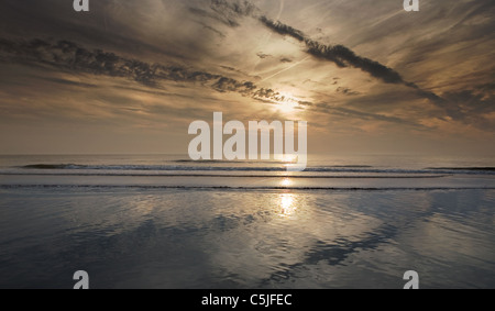 Sonnenuntergang an einem einfachen Abend am Strand von noordwijk Stockfoto