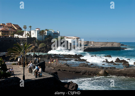 Die Promenade Gegend und Meer Ufer mit brechenden Wellen. Puerto De La Cruz, Teneriffa, Spanien Stockfoto