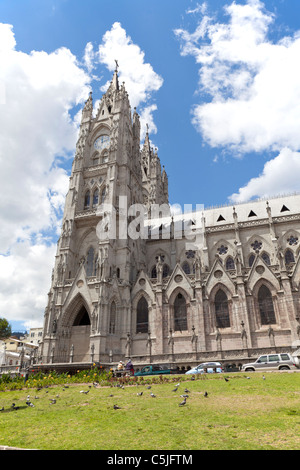 Außen die unvollendete Fassade der neuen Kathedrale in Quito, Ecuador, auch bekannt als die Basílica del Voto Nacional Stockfoto