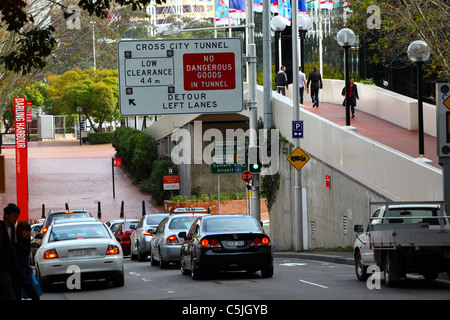 Verkehr, die Schlange an der Ampel Richtung für den City-Tunnel in Sydney CBD Central Business District Sydney Australia Stockfoto