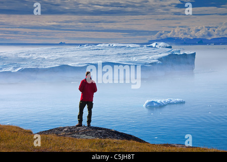 Touristen auf der Suche bei Kangia Icefjord, Disko-Bucht, UNESCO-Weltkulturerbe, West-Grönland, Grönland Stockfoto