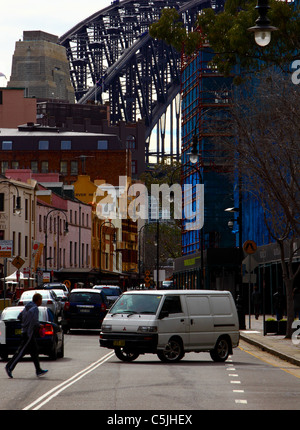 Sydney Harbour Bridge drohend über George Street im Zentrum von Sydney Australien Stockfoto