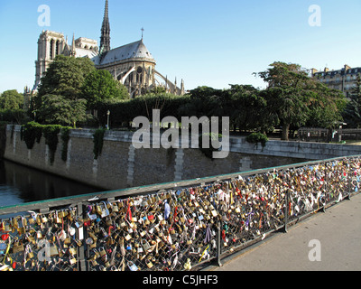 Liebe Vorhängeschloss an der Brücke Pont de l'Archeveche auf der Seine, Paris, Frankreich, Kathedrale Notre-Dame de Paris Stockfoto