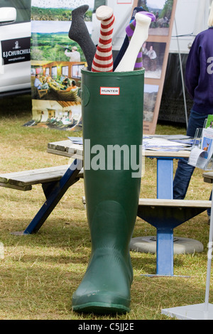 Eine riesige Wellington Boot mit Beinen ragte oben Stockfoto