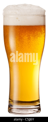 Frostigen Glas helles Bier isoliert auf einem weißen Hintergrund. Datei enthält einen Pfad zu schneiden. Stockfoto