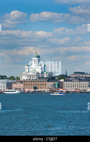 Blick auf den Dom und dem Marktplatz entfernt vom Hafen in Helsinki, Finnland Stockfoto