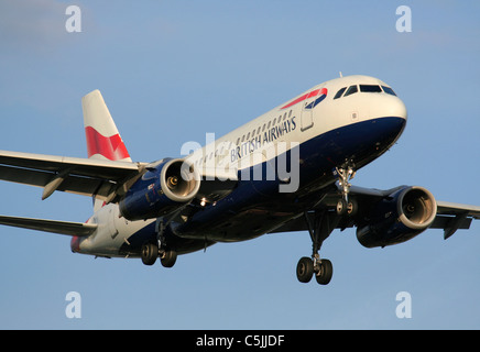 Flugreisen. British Airways Airbus A319 Passenger Jet Flugzeug bei der Ankunft Stockfoto