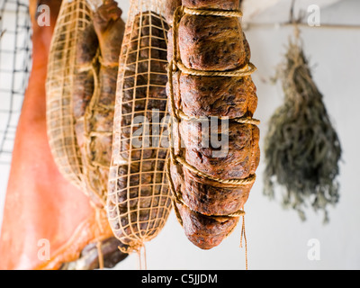 Inländische geräucherte Fleischwaren produziert auf traditionelle Weise in eine alte Räucherei. Stockfoto