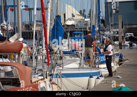 Harbor Master, der im Juni Gebühren für die Anlegestelle am Lymington Harbour Quay, Lymington, Hampshire UK, sammelt Stockfoto