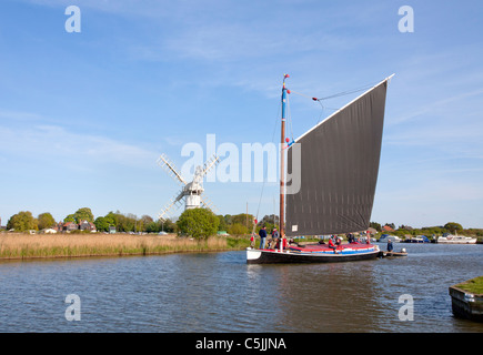 Segeln auf dem Fluß Thurne, Norfolk Broads Wherry Albion Stockfoto