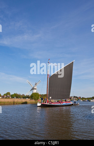 Segeln auf dem Fluß Thurne, Norfolk Broads Wherry Albion Stockfoto