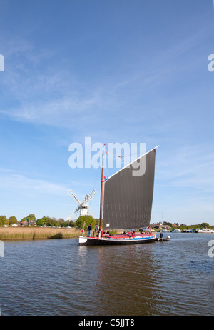 Segeln auf dem Fluß Thurne, Norfolk Broads Wherry Albion Stockfoto