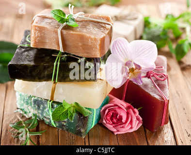 Stücke von Naturseife mit Kräutern und Blumen. Stockfoto