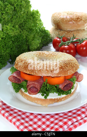 Bagel garniert mit einer Salami und Paprika Stockfoto