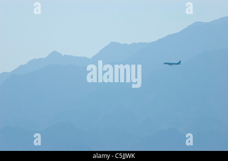 Fernen Verkehrsflugzeug kommt für eine Landung auf der King Hussein International Airport, Aqaba, Jordanien Stockfoto