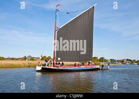 Segeln auf dem Fluß Thurne, Norfolk Broads Wherry Albion Stockfoto