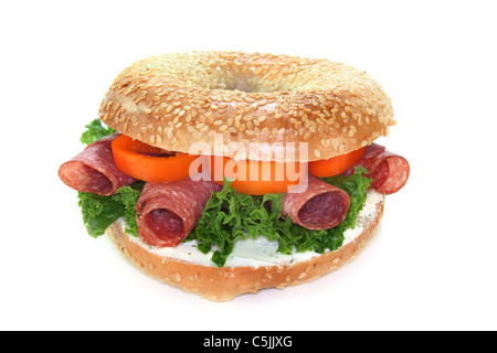 Bagel garniert mit einer Salami und Paprika Stockfoto