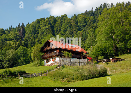 Alpine Haus mit Solarheizung Panels auf dem Dach in den Bergen in der Nähe von Partnachklamm in Garmisch-Partenkirchen, Deutschland Stockfoto