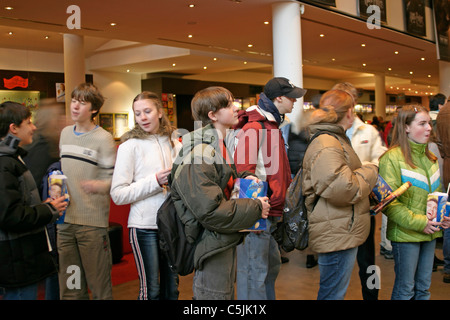 Jugendliche, die Schlange, um an ein Kino Tickets Stockfoto