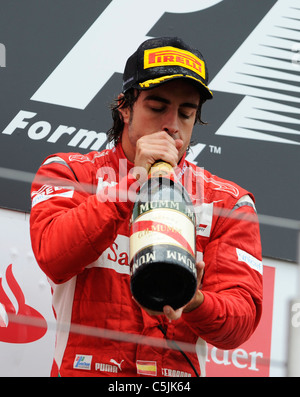 Fernando Alonso nimmt einen Schluck Champagner in der deutschen Formel 1 Grand Prix am Nürburgring, Deutschland Stockfoto