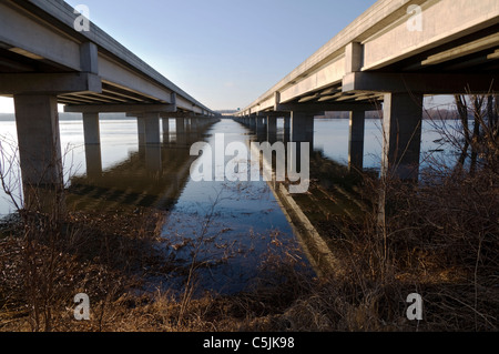 Cedar Bridge oder Highway 77 Fahrbahn entlang der Ufer des Minnesota River in Bloomington Minnesota Stockfoto
