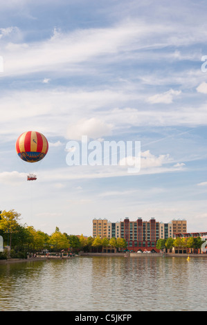 Disneys Hotel New York zeigt die Panoramagique Ballonfahrt im Disneyland Paris in Frankreich Stockfoto