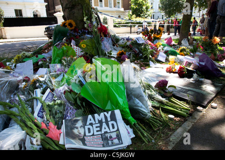 Blumen und Nachrichten an das Denkmal für die Toten Sängerin Amy Winehouse, London. Stockfoto