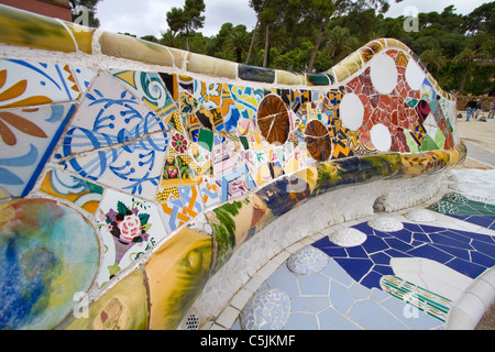 Detailansicht der Mosaik-Zusammensetzung des Antoni Gaudis Serpentin Bank auf der Terrasse im Parc Güell Stockfoto