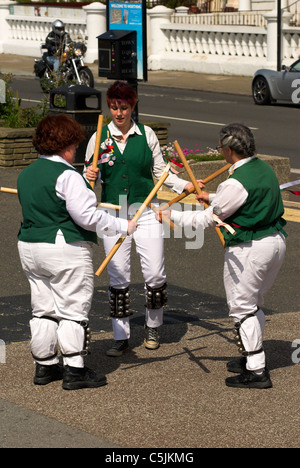 Morris Dancers auf Worthing direkt am Meer in West Sussex. Stockfoto