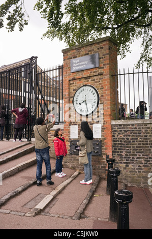 Touristen fotografieren Shepherd Gate Clock, eine 24-Stunden-Analoguhr zeigt, außerhalb Royal Observatory Greenwich Mean Time. Stockfoto