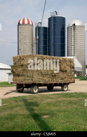 Heuwagen auf Milchviehbetrieb Michigan USA Stockfoto