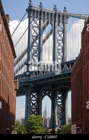 Manhattan Bridge, Brooklyn New York mit Blick auf das Empire State building in der Ferne USA gesehen Stockfoto