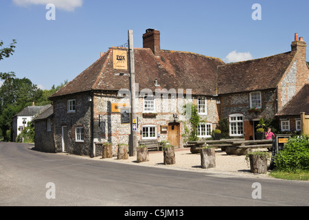 Traditioneller Feuerstein Country Village Pub im South Downs National Park. Charlton, West Sussex, England, Großbritannien Stockfoto