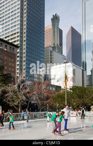 Eislaufen zu Weihnachten im Pershing Square, Innenstadt, Los Angeles, Kalifornien, USA Stockfoto