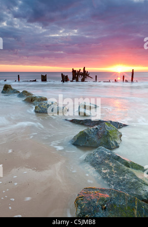 Happisburgh Strand an der ersten Ampel an der Küste von Norfolk Stockfoto