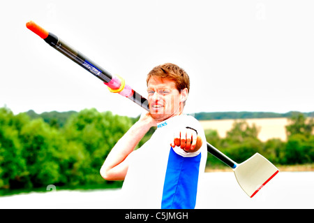 Allan Campbell in dramatischer Wasserpose für Fotografie am Redgrave Pinsent Rowing Lake und Sherriff Boathouse, Caversham, Reading, Berkshire, UK Stockfoto