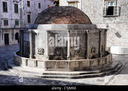 Große Onofrio-Brunnen in der Altstadt von Dubrovnik, Kroatien Stockfoto